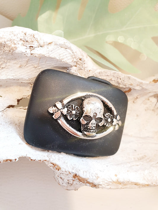 Gürtelschnalle in mattem Schwarz mit Totenkopf in Silber