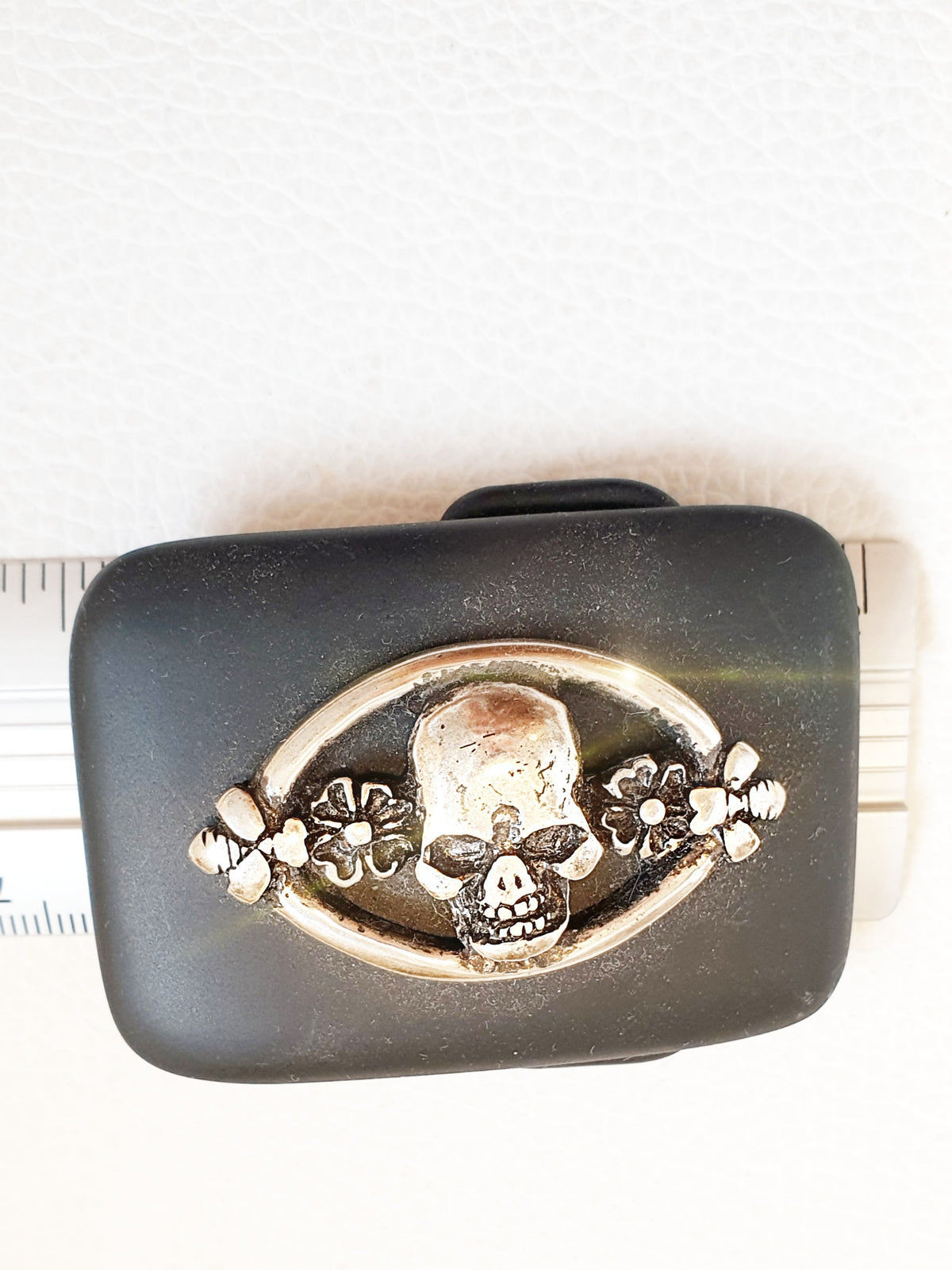 Gürtelschnalle in mattem Schwarz mit Totenkopf in Silber