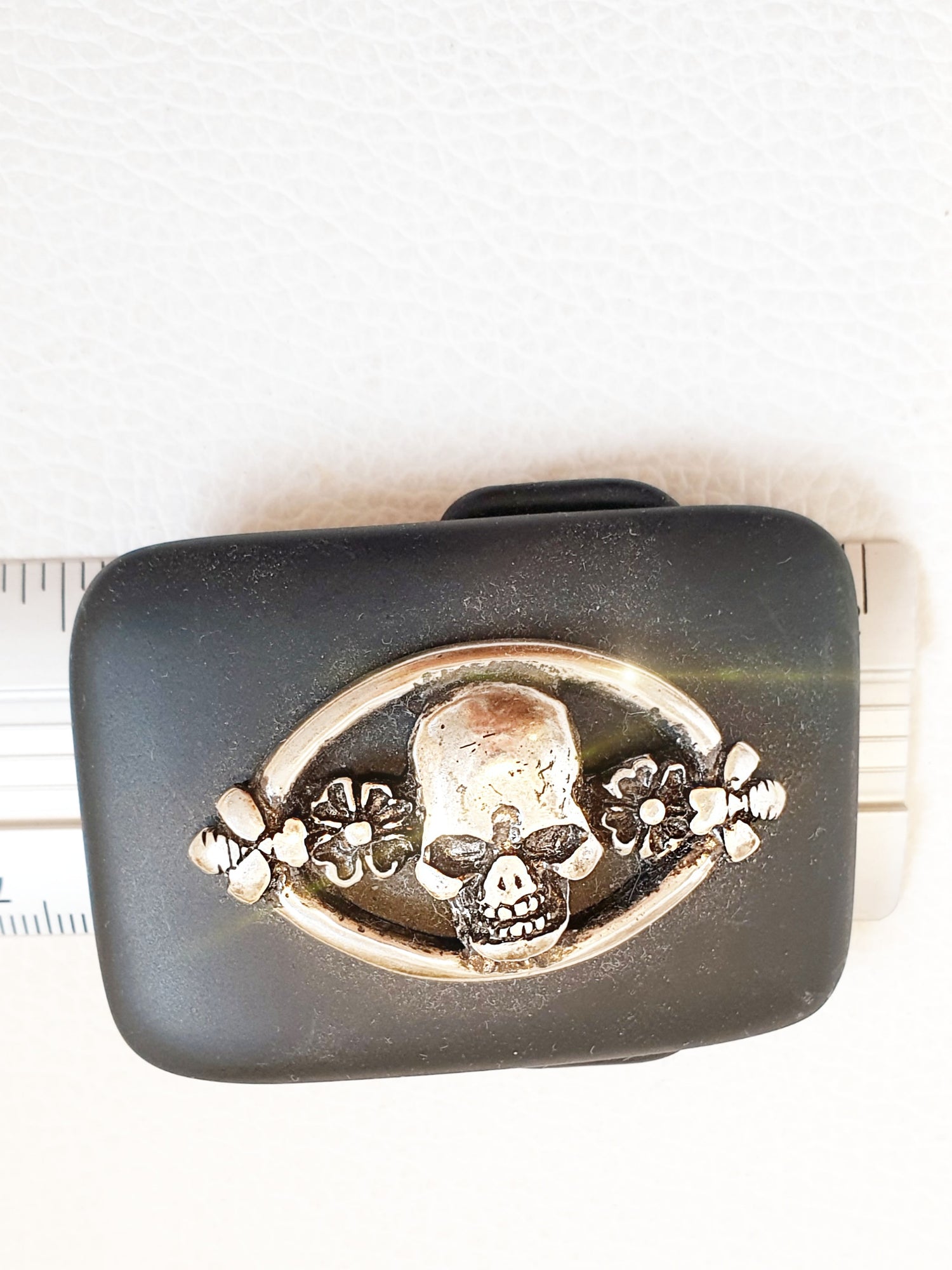 Gürtelschnalle in mattem Schwarz mit Totenkopf in Silber