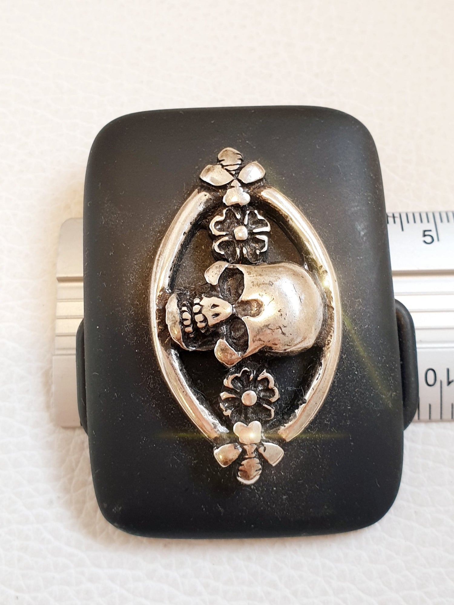 Gürtelschnalle in mattem Schwarz mit Totenkopf in Silber