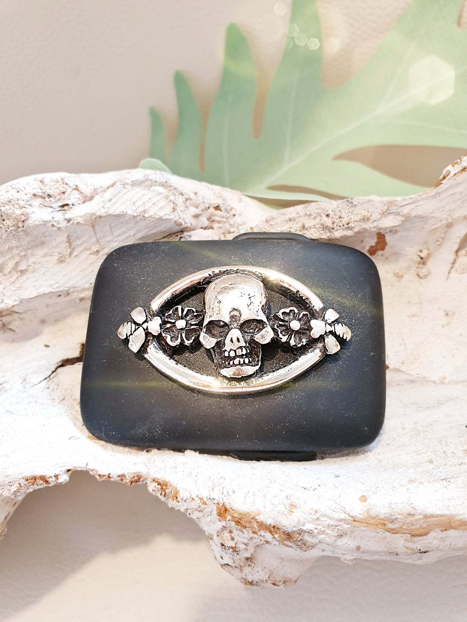 Gürtelschnalle in mattem Schwarz mit Totenkopf in Silber