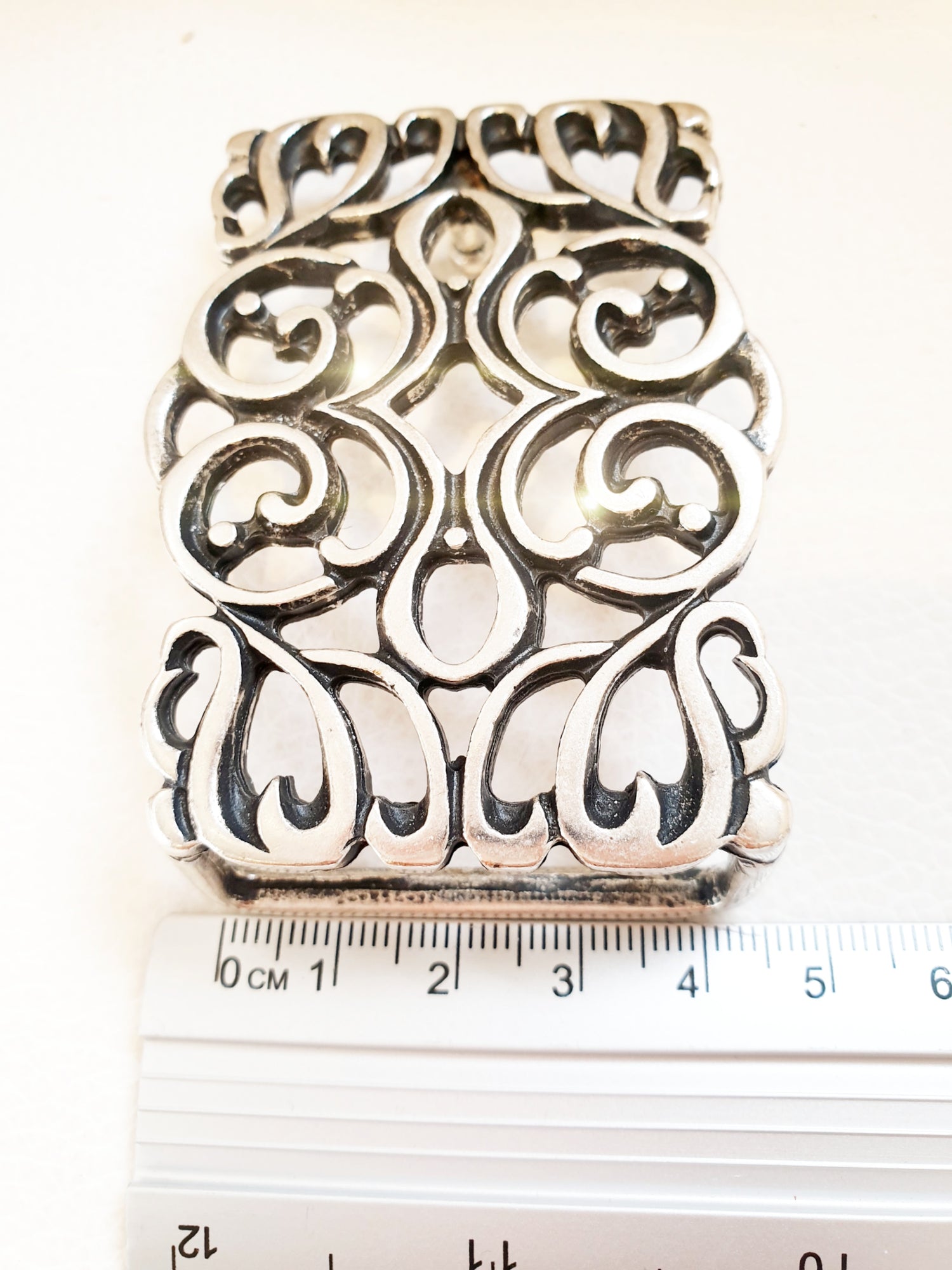Gürtelschnalle mit filigranem Muster in Silber