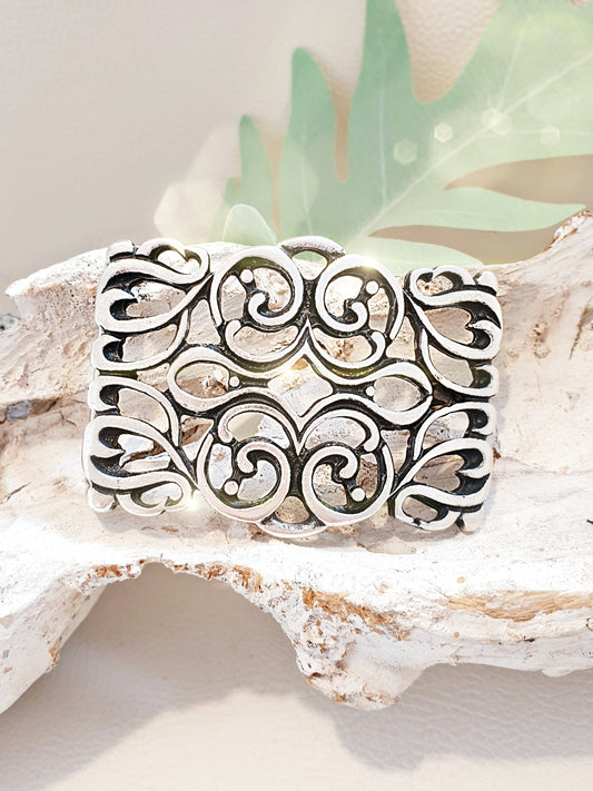 Gürtelschnalle mit filigranem Muster in Silber