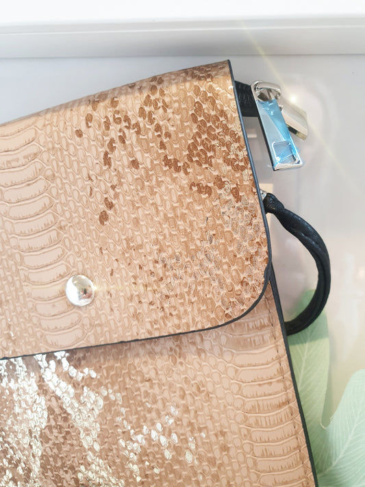Handytasche kleine Crossbody aus Kunstleder mit Schlangenprägung in Beige