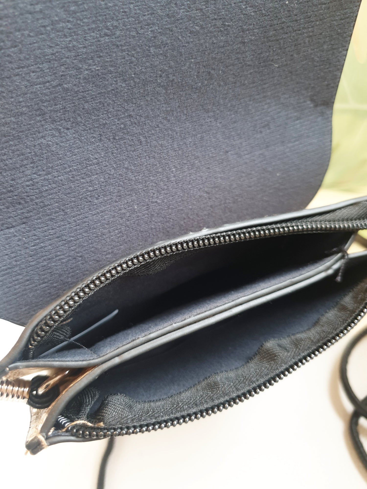 Handytasche kleine Crossbody aus Kunstleder mit Schlangenprägung in Beige