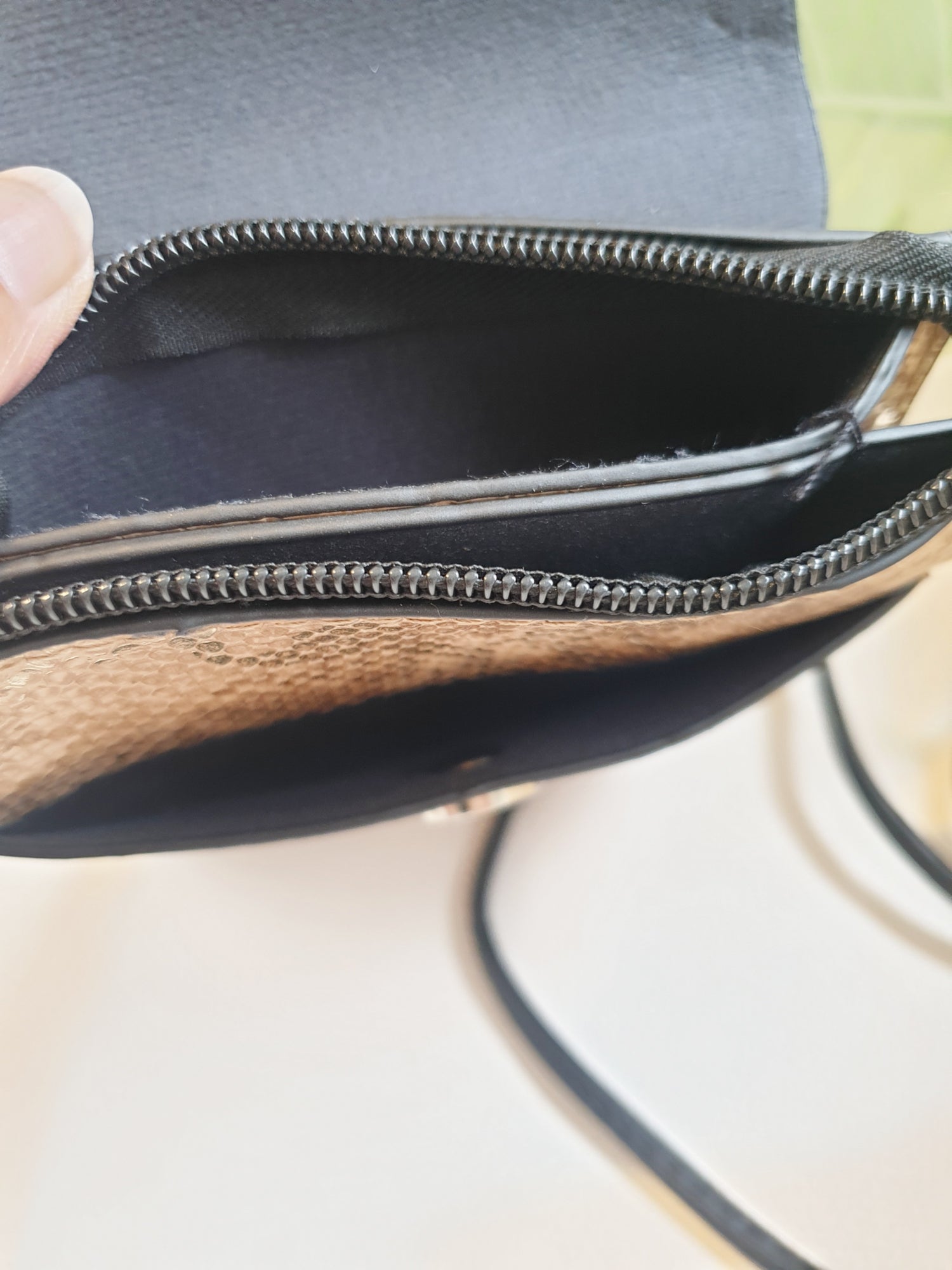 Handytasche kleine Crossbody aus Kunstleder mit Schlangenprägung in Beige