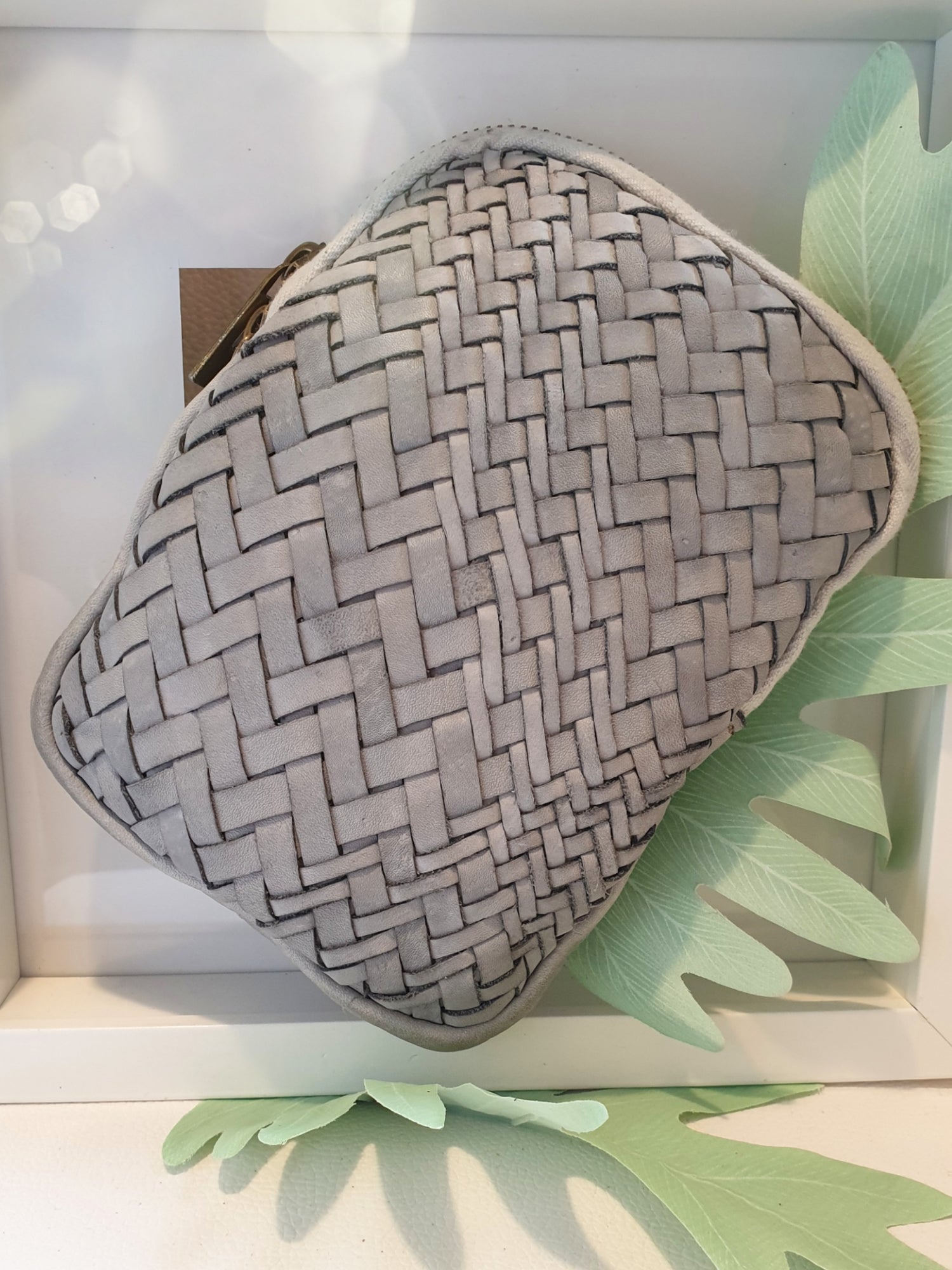 Handytasche aus geflochtenem Waschleder in Grau
