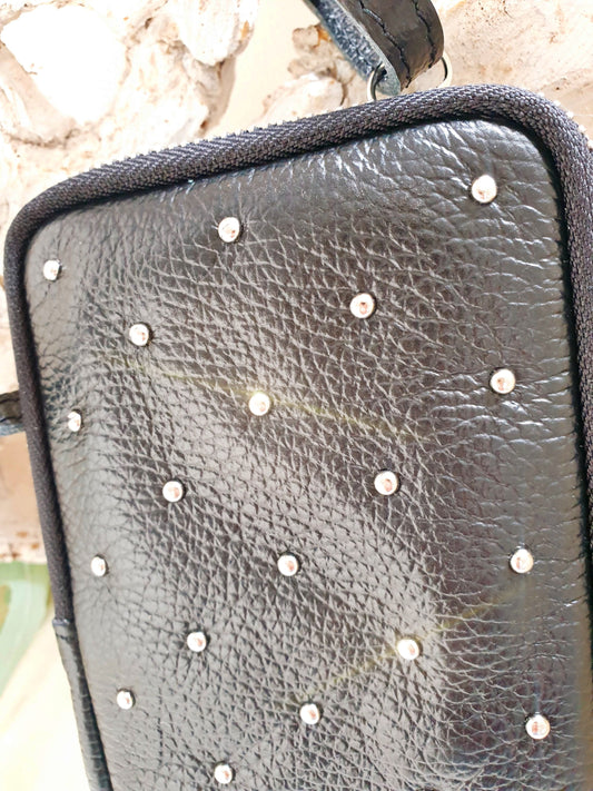 Handytasche aus schwarzem Leder mit Nieten