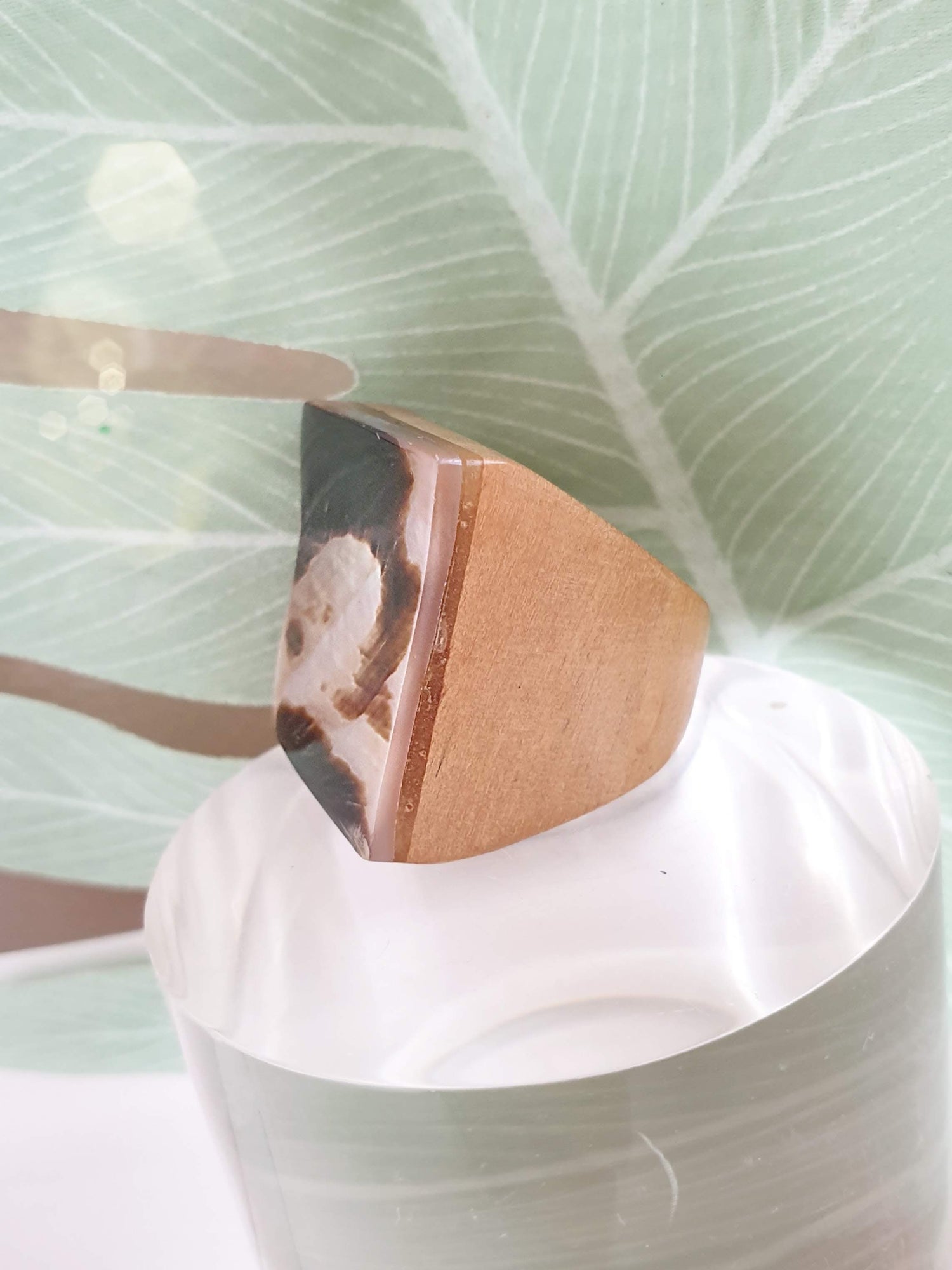 Holzring mit Perlmuttauflage Braun