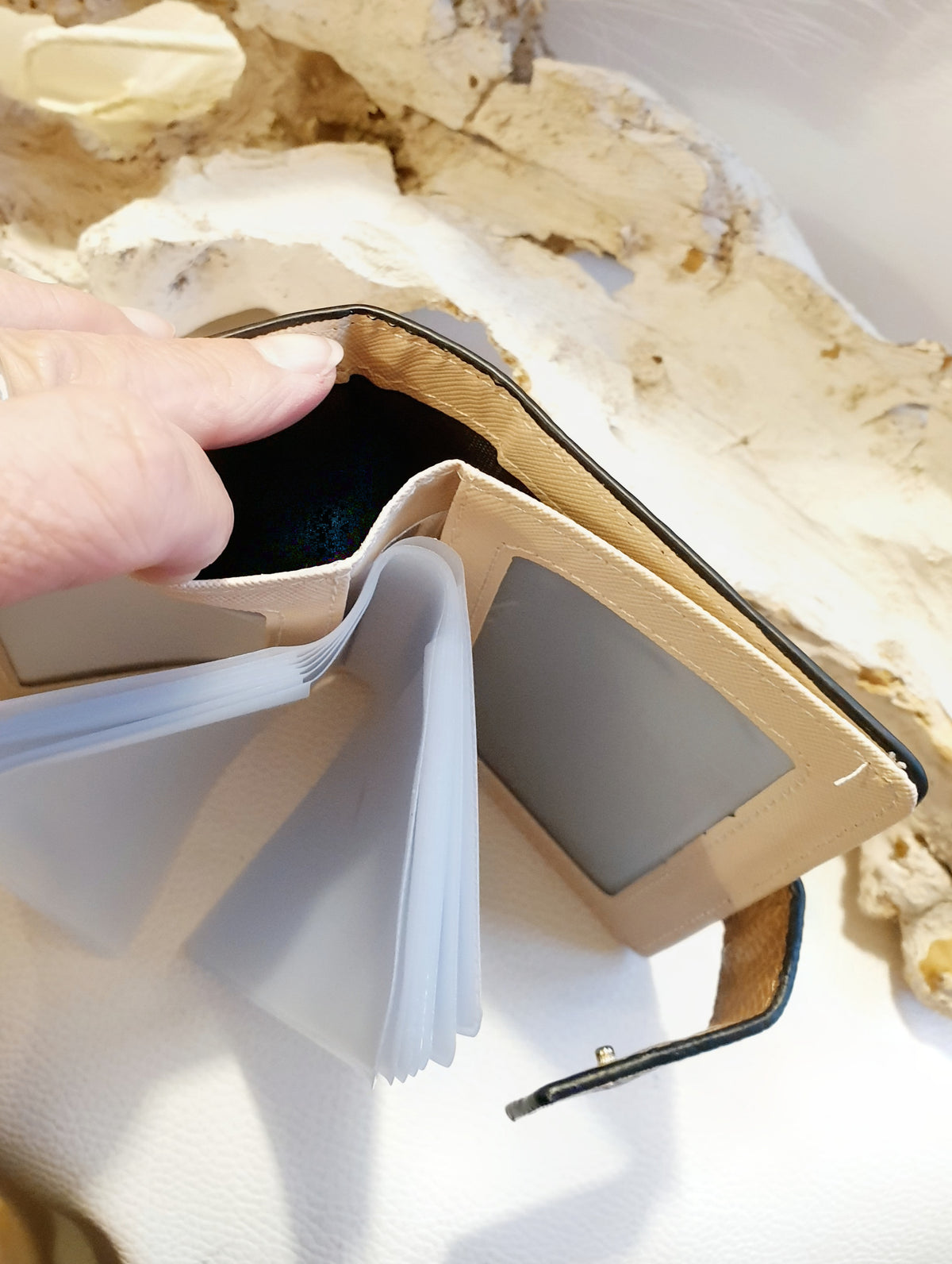 Kreditkartenetui aus Kunstleder mit Schlangenprägung in Camel
