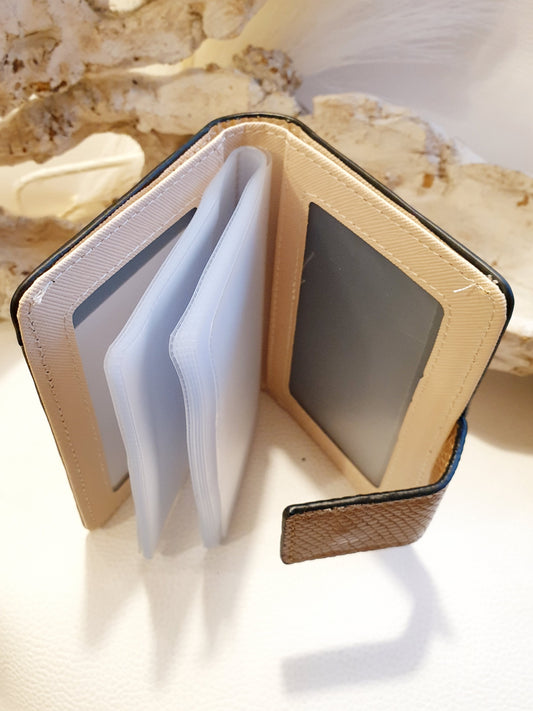 Kreditkartenetui aus Kunstleder mit Schlangenprägung in Cognac