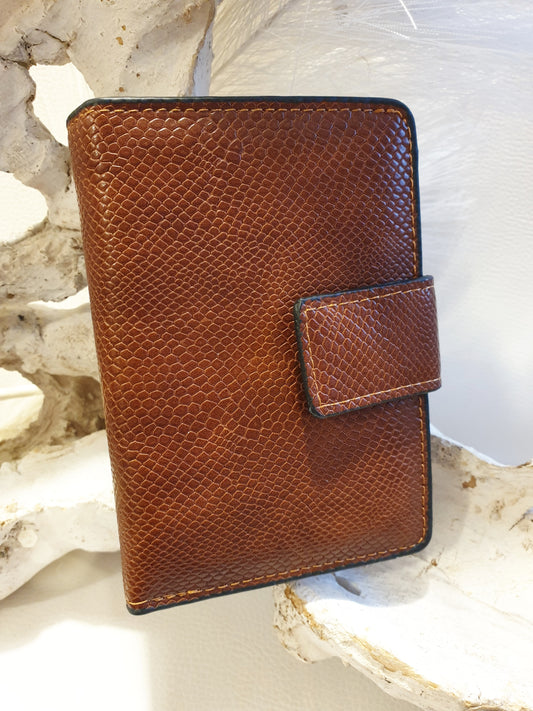 Kreditkartenetui aus Kunstleder mit Schlangenprägung in Cognac