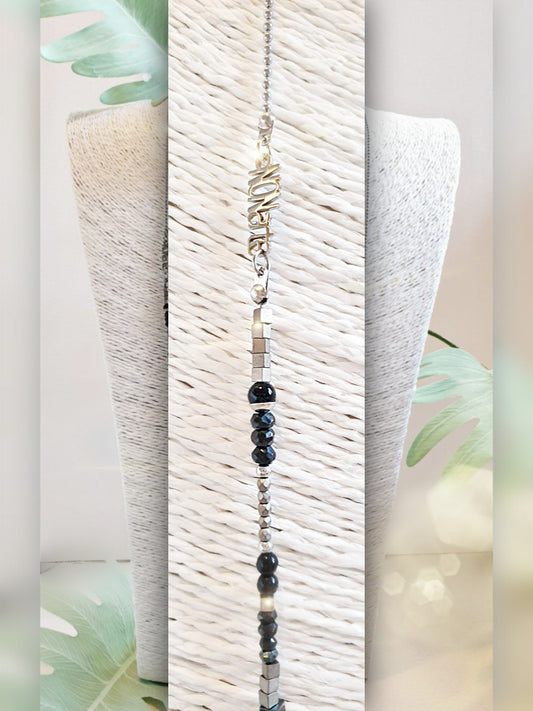 Lange, zierliche Kette aus kleinen Edelsteinen mit Onyx und Hämatit