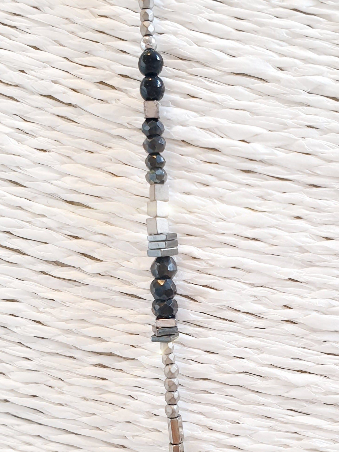 Lange, zierliche Kette aus kleinen Edelsteinen mit Onyx und Hämatit Nahaufnahme 