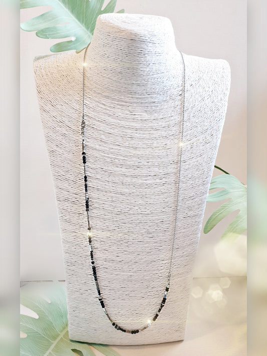 Lange, zierliche Kette aus kleinen Edelsteinen mit Onyx und Hämatit