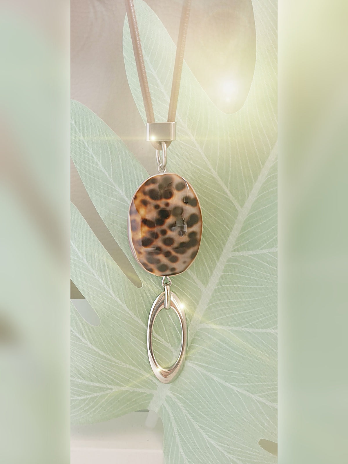Tiger Cowrie Anhänger an Lederkette