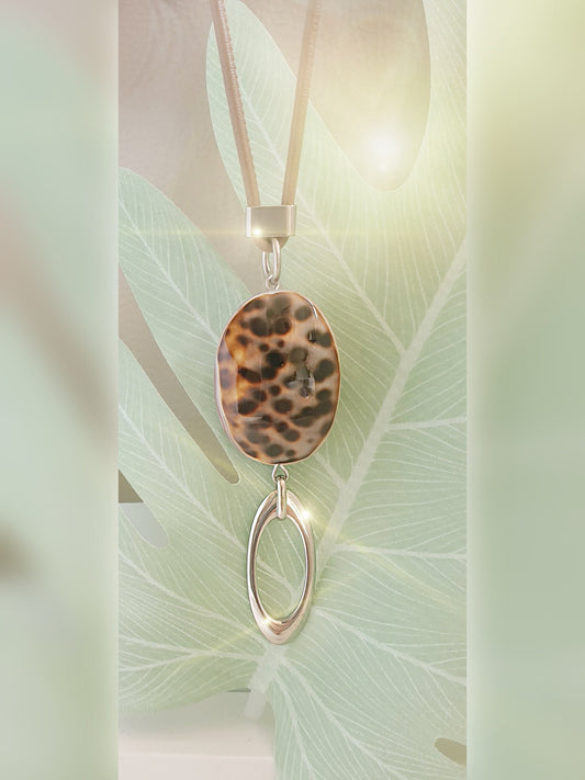 Tiger Cowrie Anhänger an Lederkette