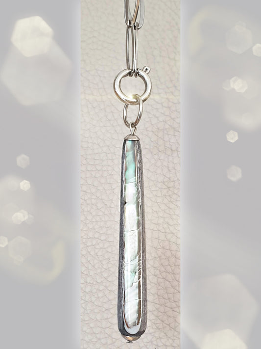 Langer, tropfenförmiger Anhänger aus grauem Horn mit Perlmuttauflage