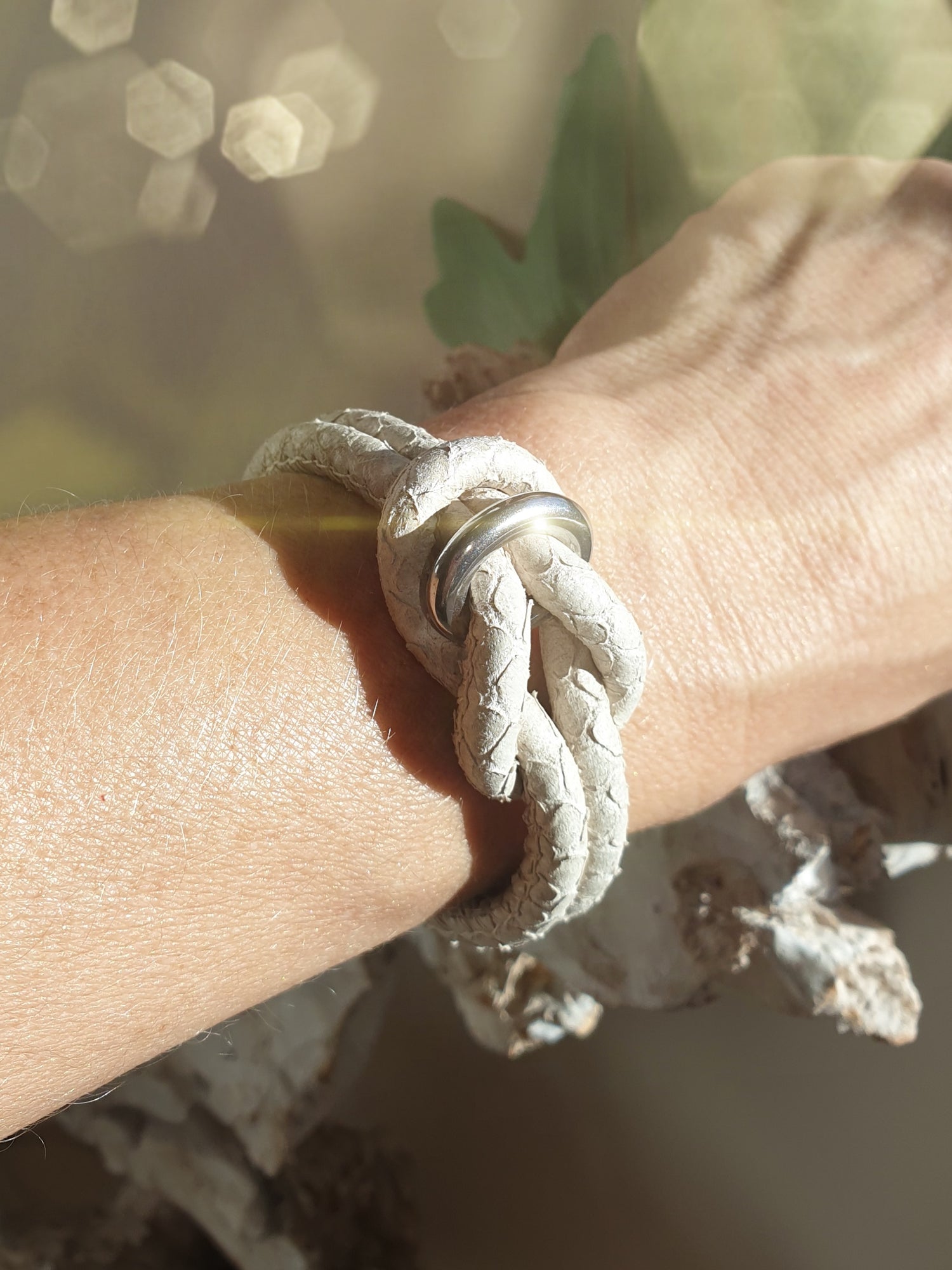 Lederarmband aus hellbeigem Leder mit Schlangenprägung und Knoten Tragefoto