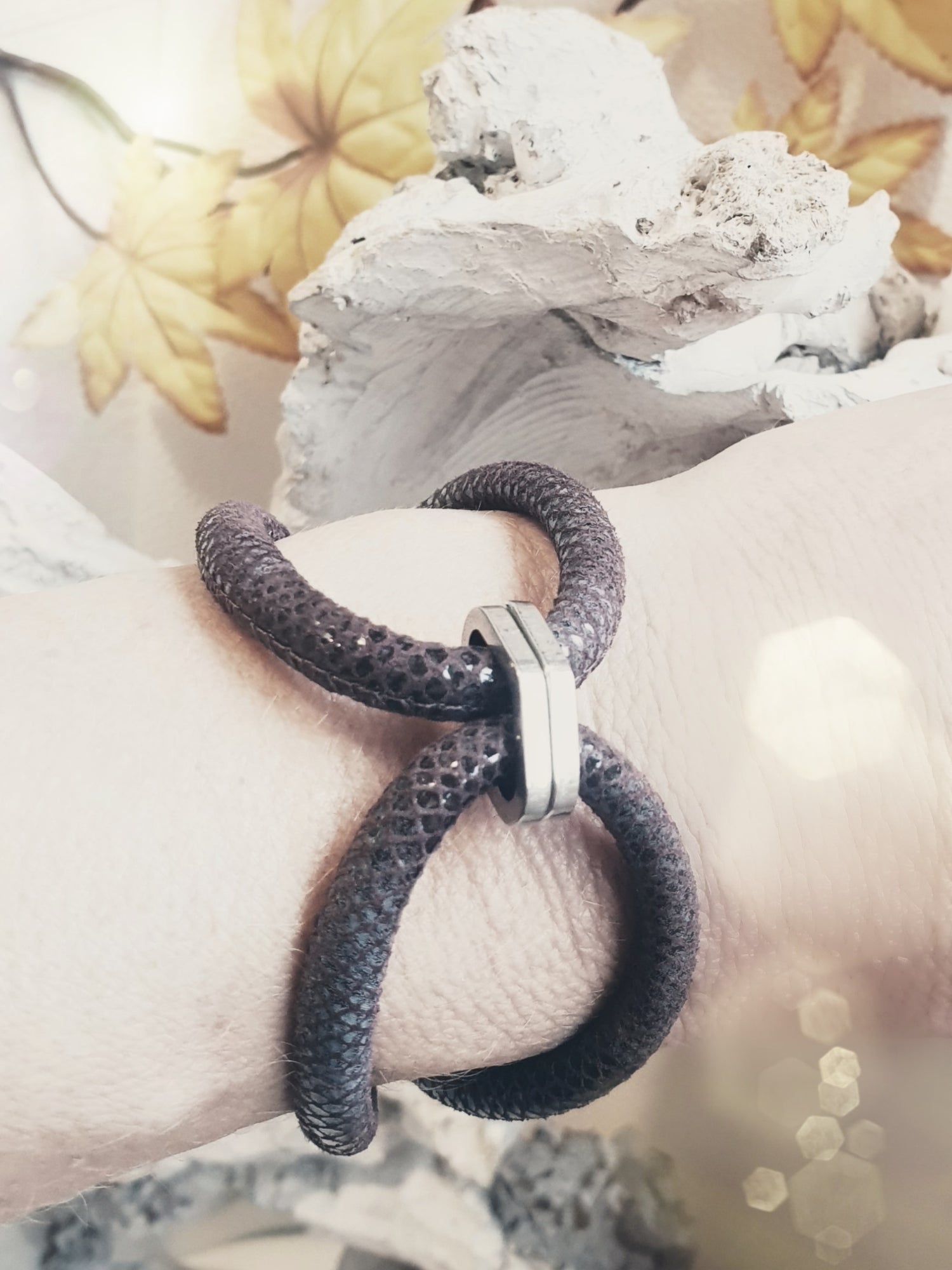 Lederarmband mit Rochenprägung in Dunkelbraun