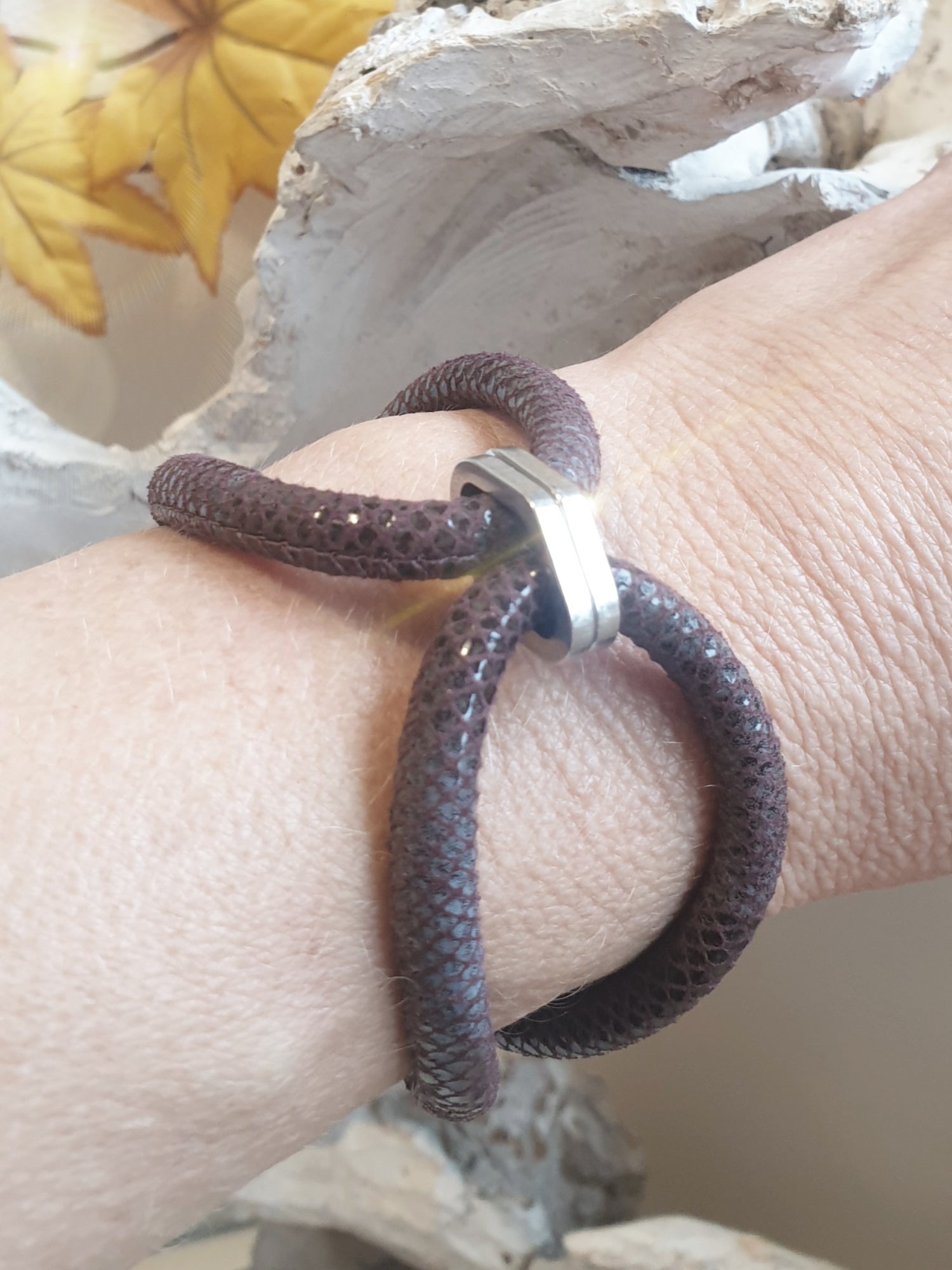 Lederarmband mit Rochenprägung in Dunkelbraun
