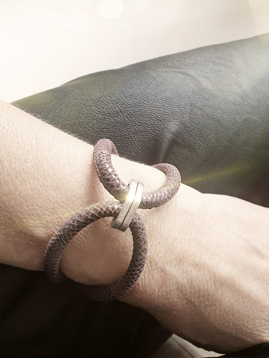 Lederarmband mit Rochenprägung in Dunkelbraun