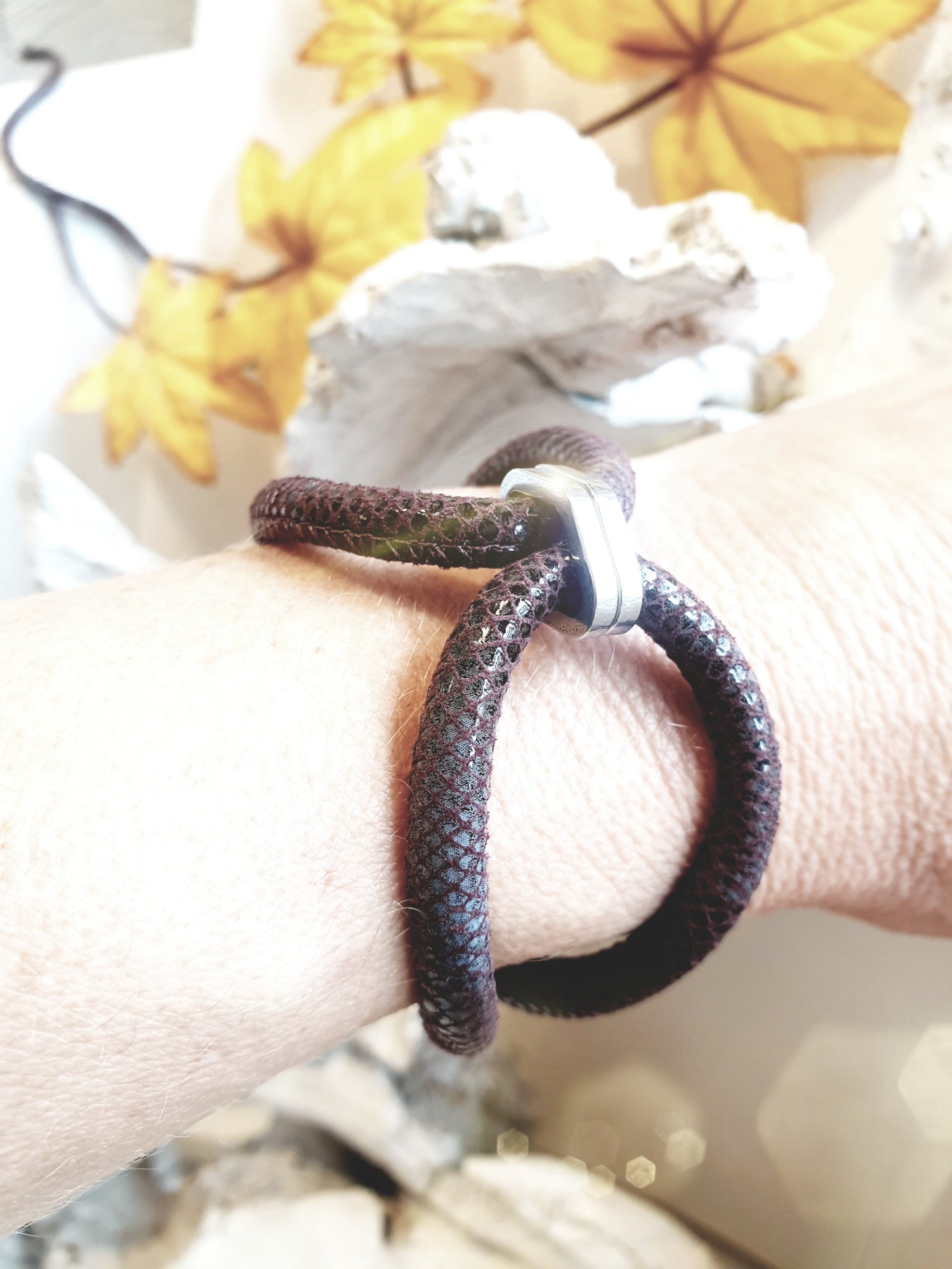 Lederarmband mit Rochenprägung in Dunkelbraun