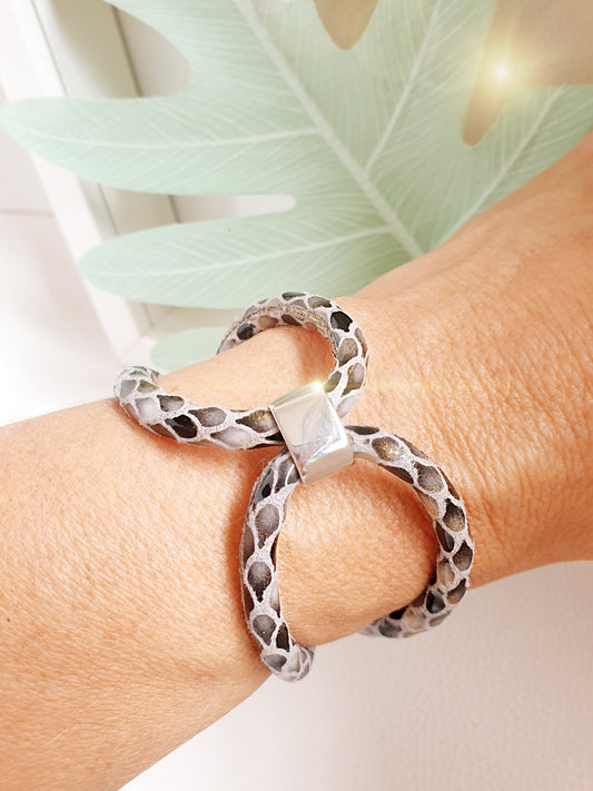 Extravagantes Armband aus Kunstleder in Grautönen mit leichten Metalliceffekten