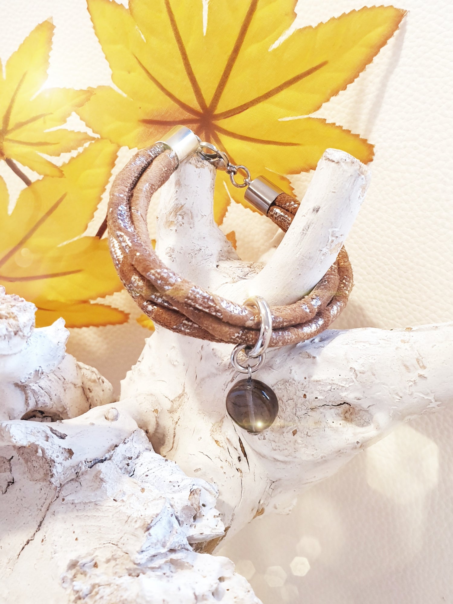 Weiches Armband aus Wildleder in Camel mit Goldeffekten und Rauchquarzanhänger
