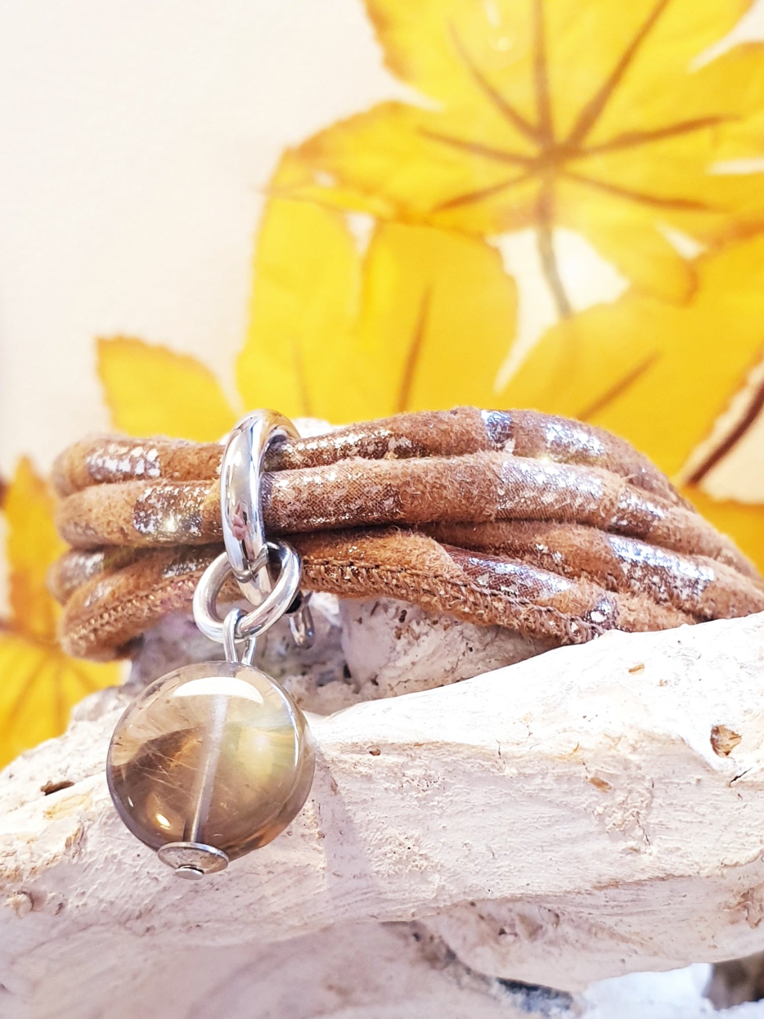 Weiches Armband aus Wildleder in Camel mit Goldeffekten und Rauchquarzanhänger