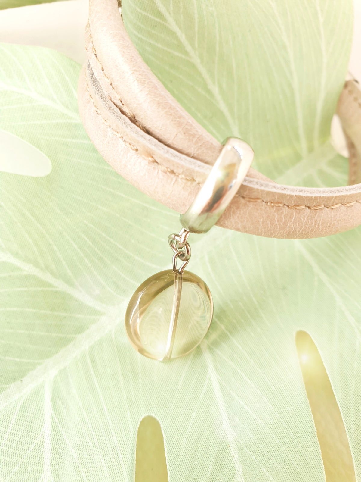 Lederarmband in hellem Taupe mit Rauchquarz Anhänger