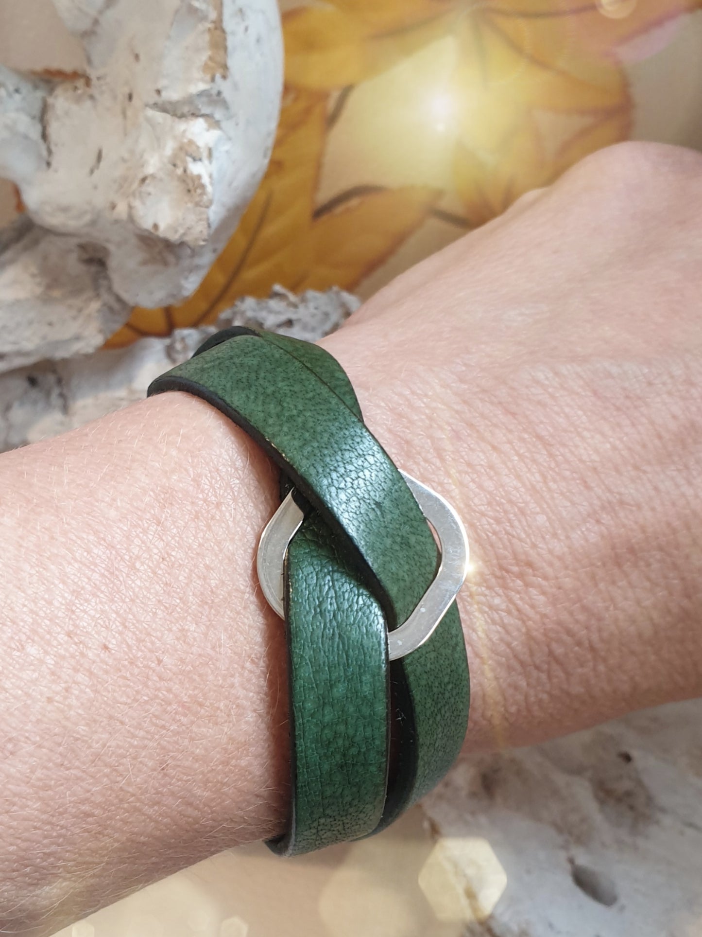 Armband aus Büffelleder in Grün