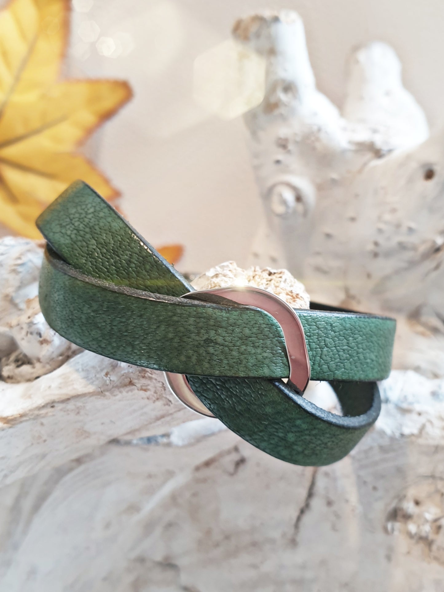Armband aus Büffelleder in Grün