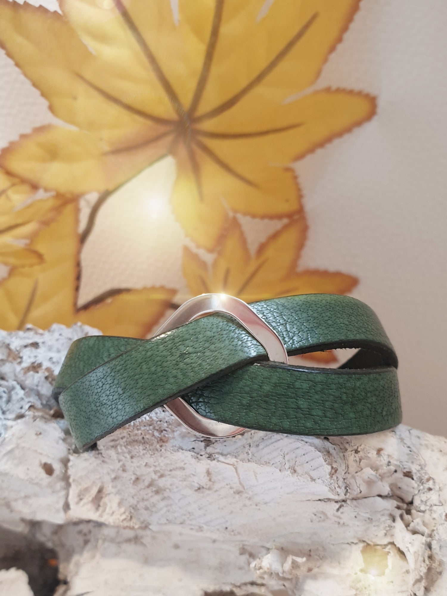 Armband aus Büffelleder in Grün