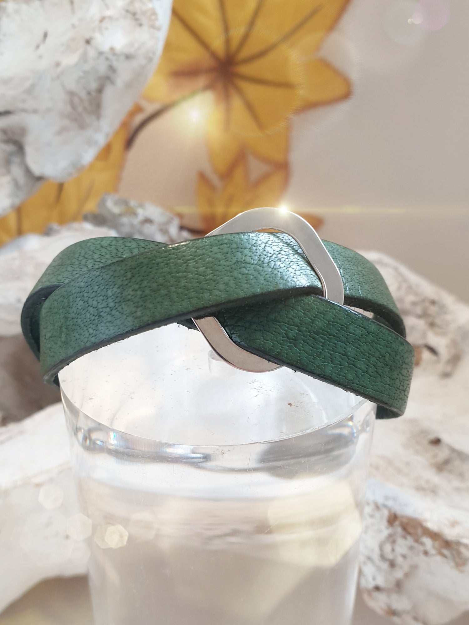 Armband aus Büffelleder in Grün
