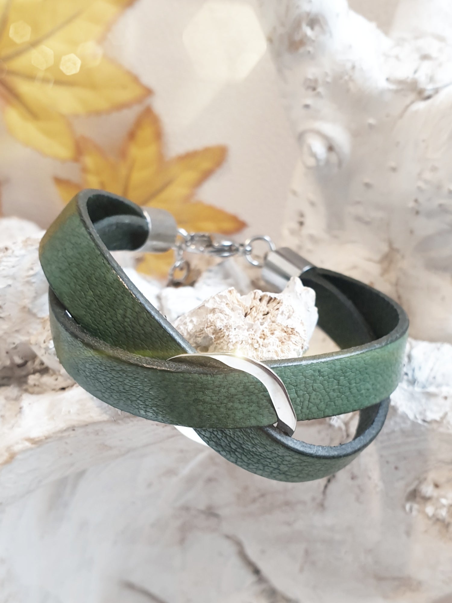 Armband aus Büffelleder in Grün
