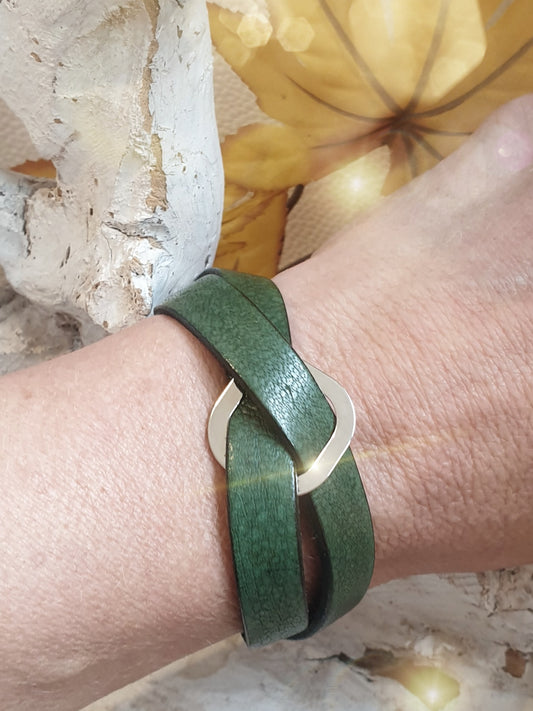 Armband aus Büffelleder in Grün