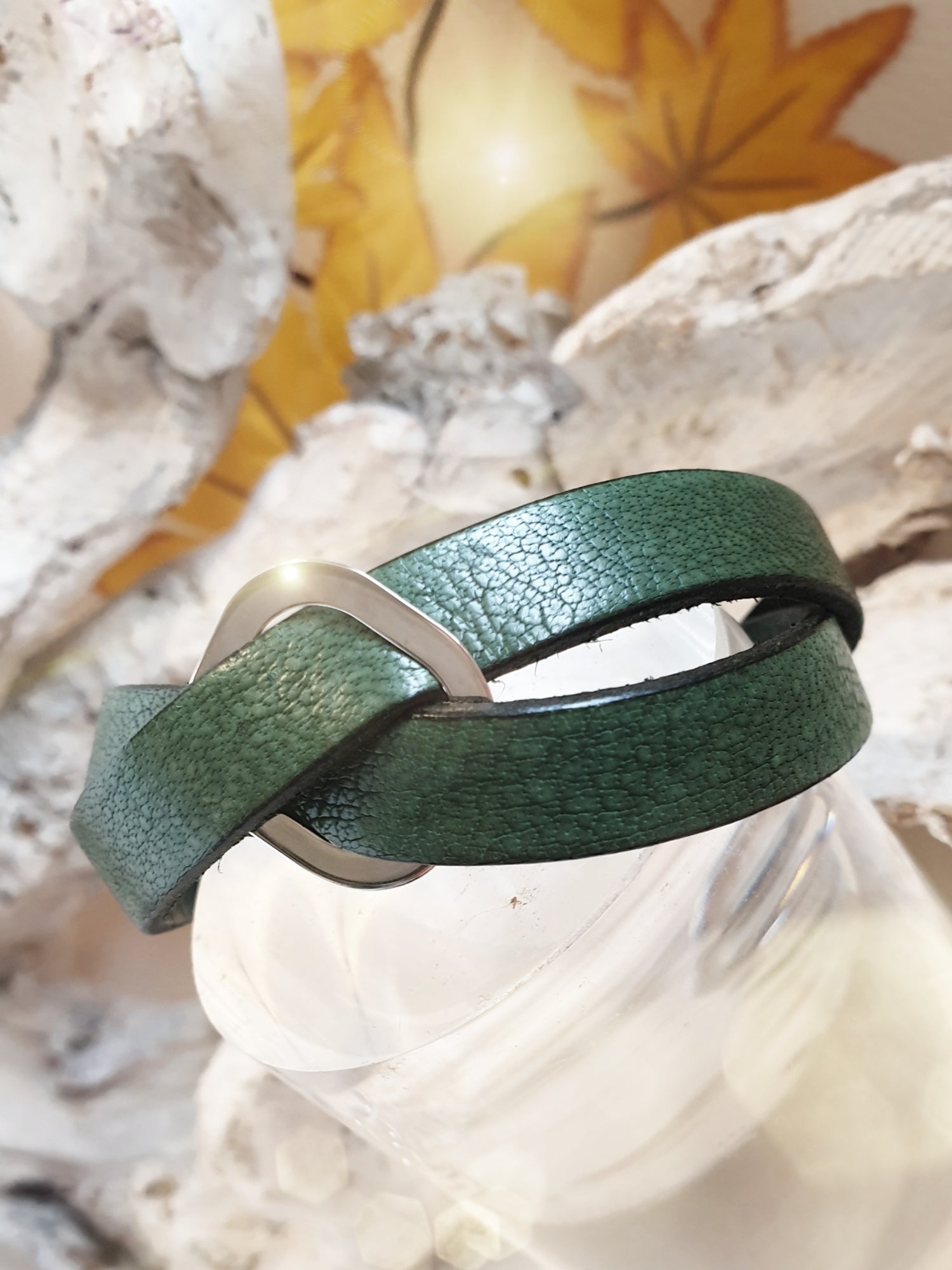 Armband aus Büffelleder in Grün