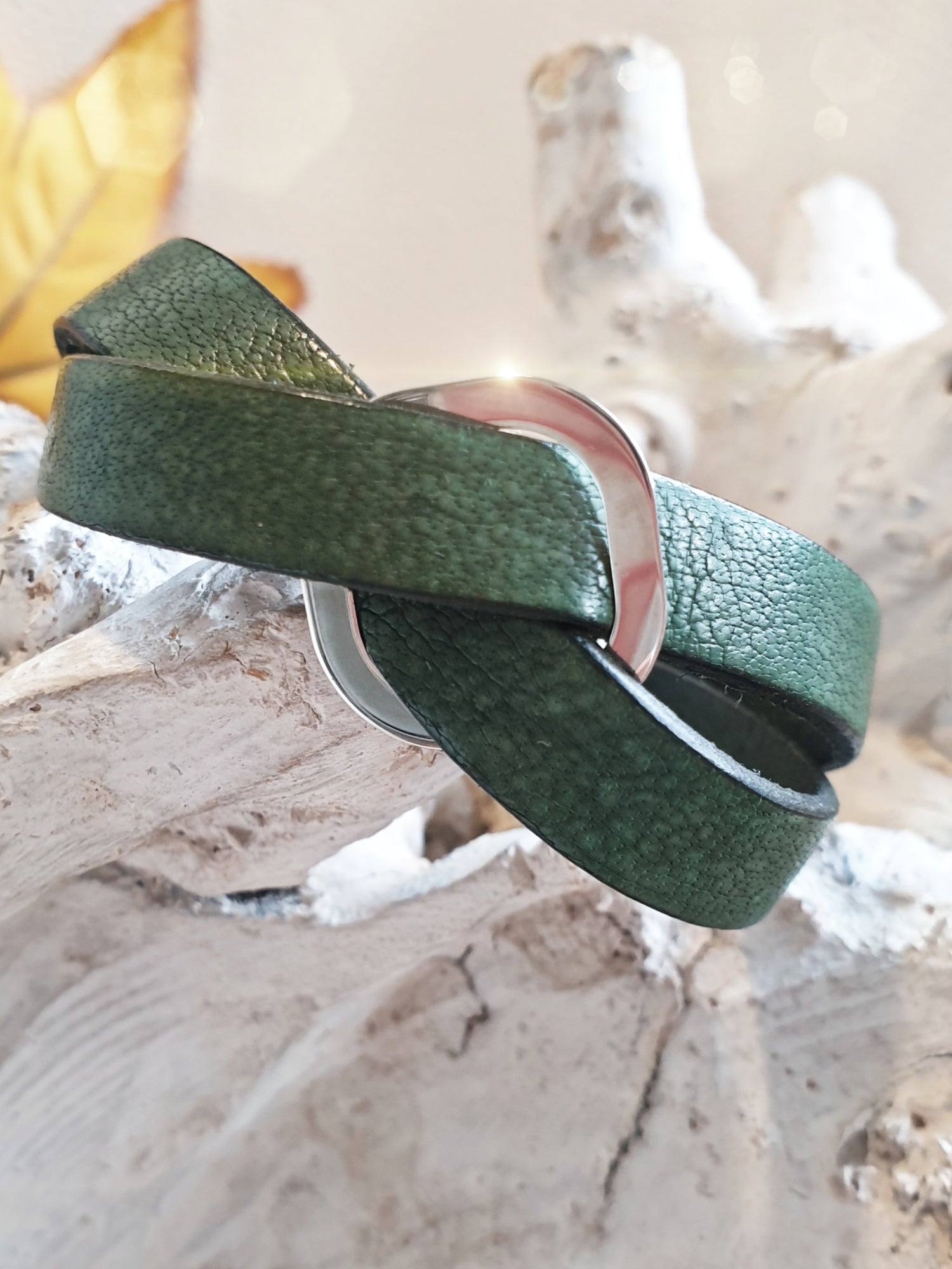 Armband aus Büffelleder in Grün