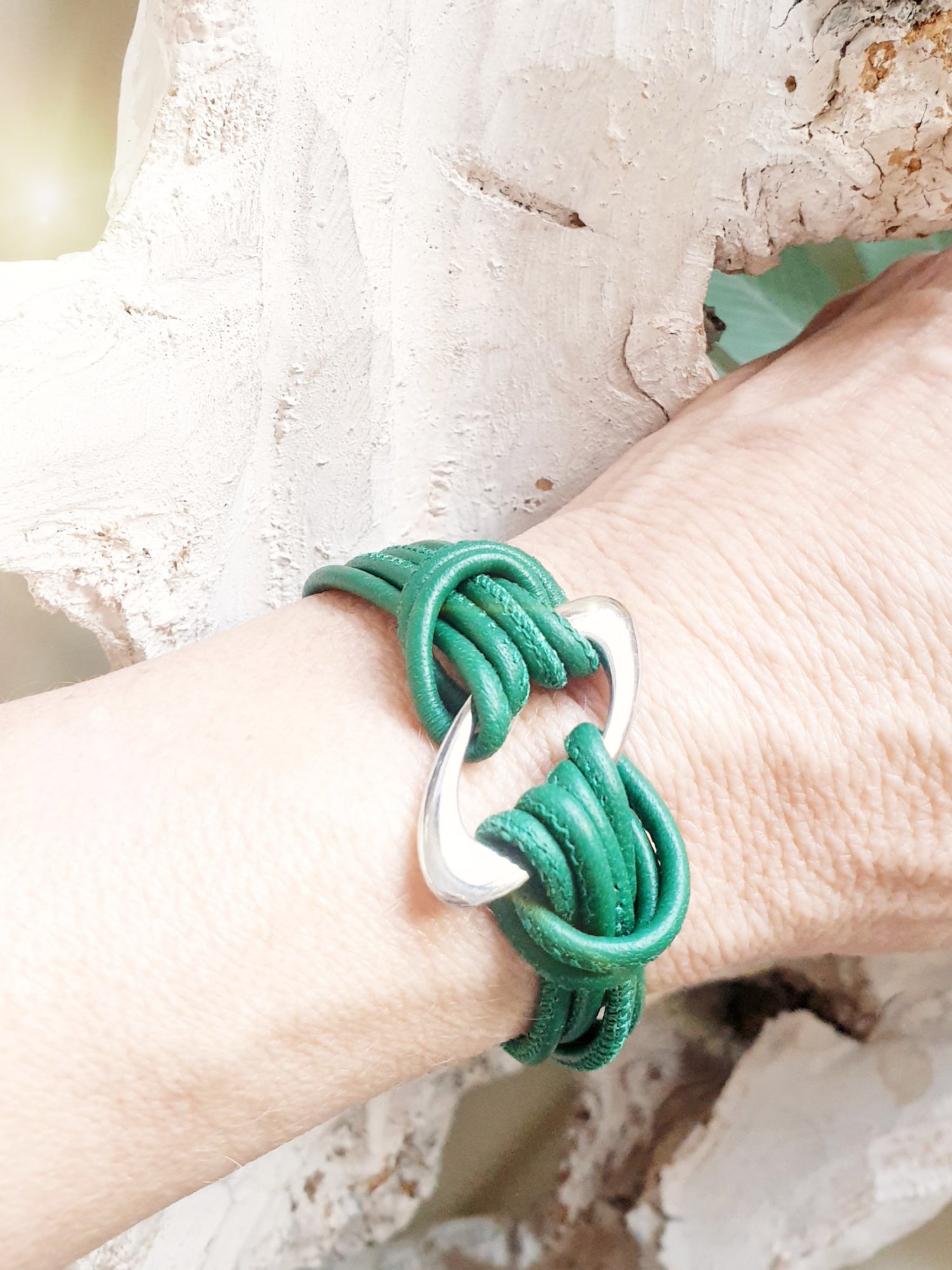 Grünes Lederarmband mit Edelstahlelement in Silber