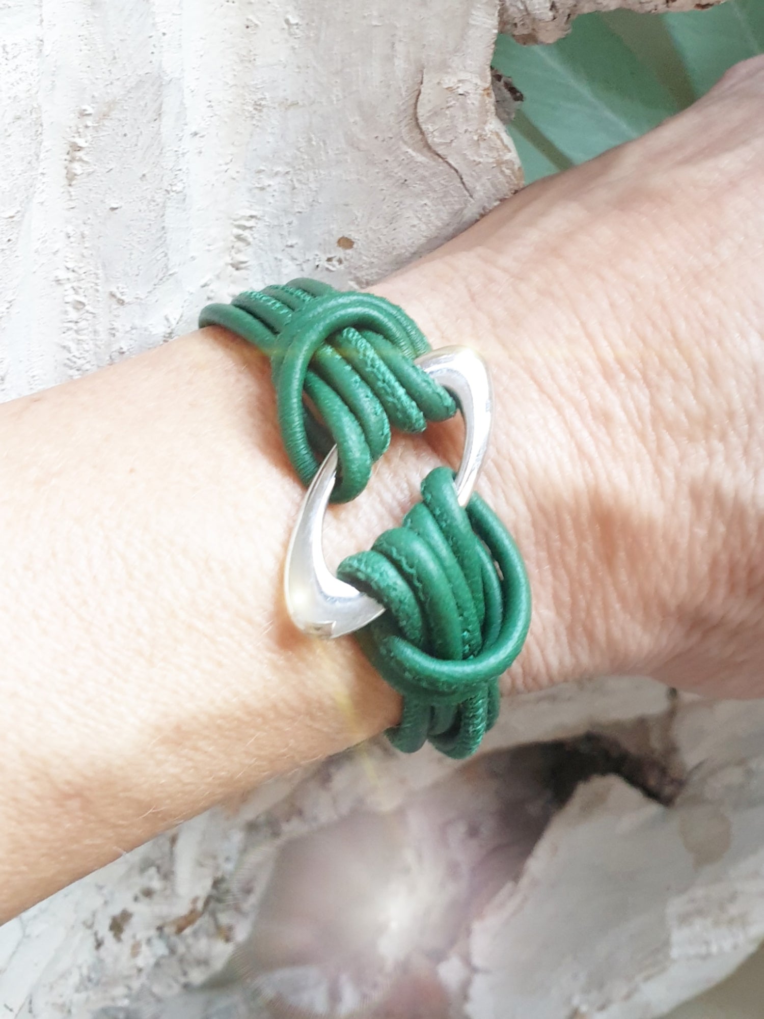 Grünes Lederarmband mit Edelstahlelement in Silber