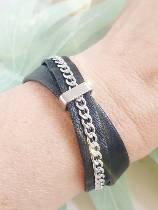 Lederarmband mit Kette in Schwarz Tragefoto