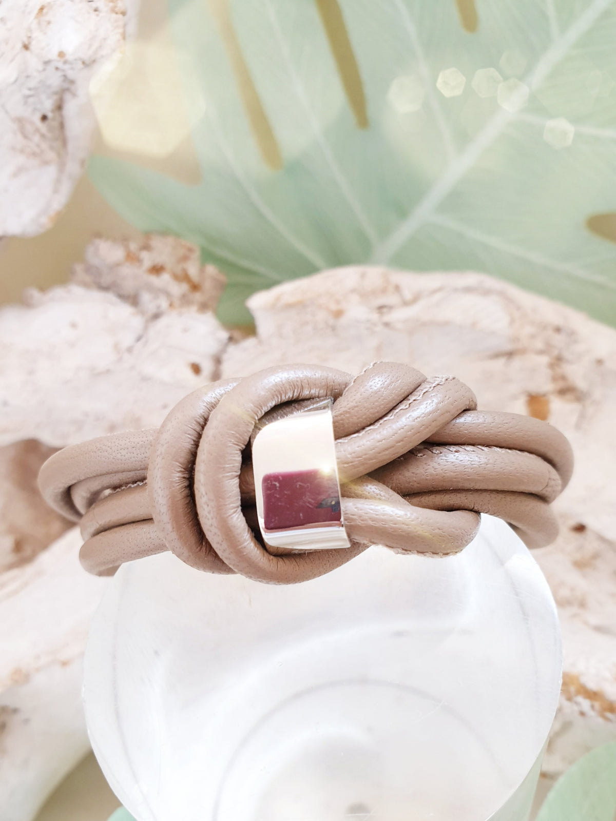 Lederarmband mit Knoten in Beige taupe