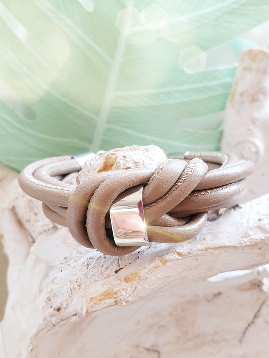 Lederarmband mit Knoten in Beige taupe