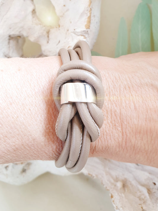 Lederarmband mit Knoten in Beige taupe