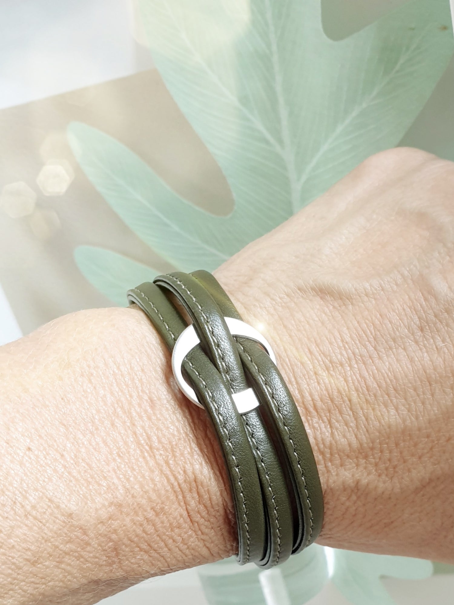 Lederarmband dreifach in Oliv Grün am Arm