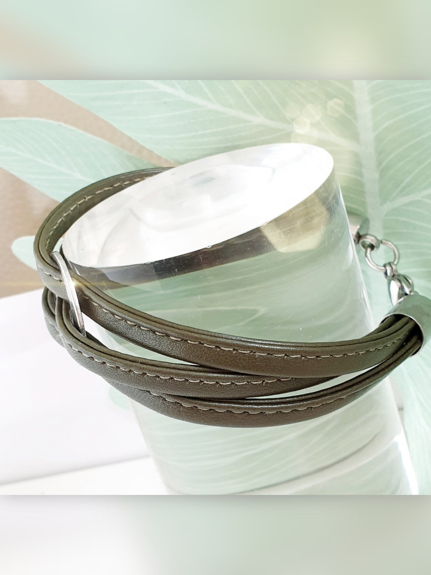 Lederarmband dreifach in Oliv Grün Seite