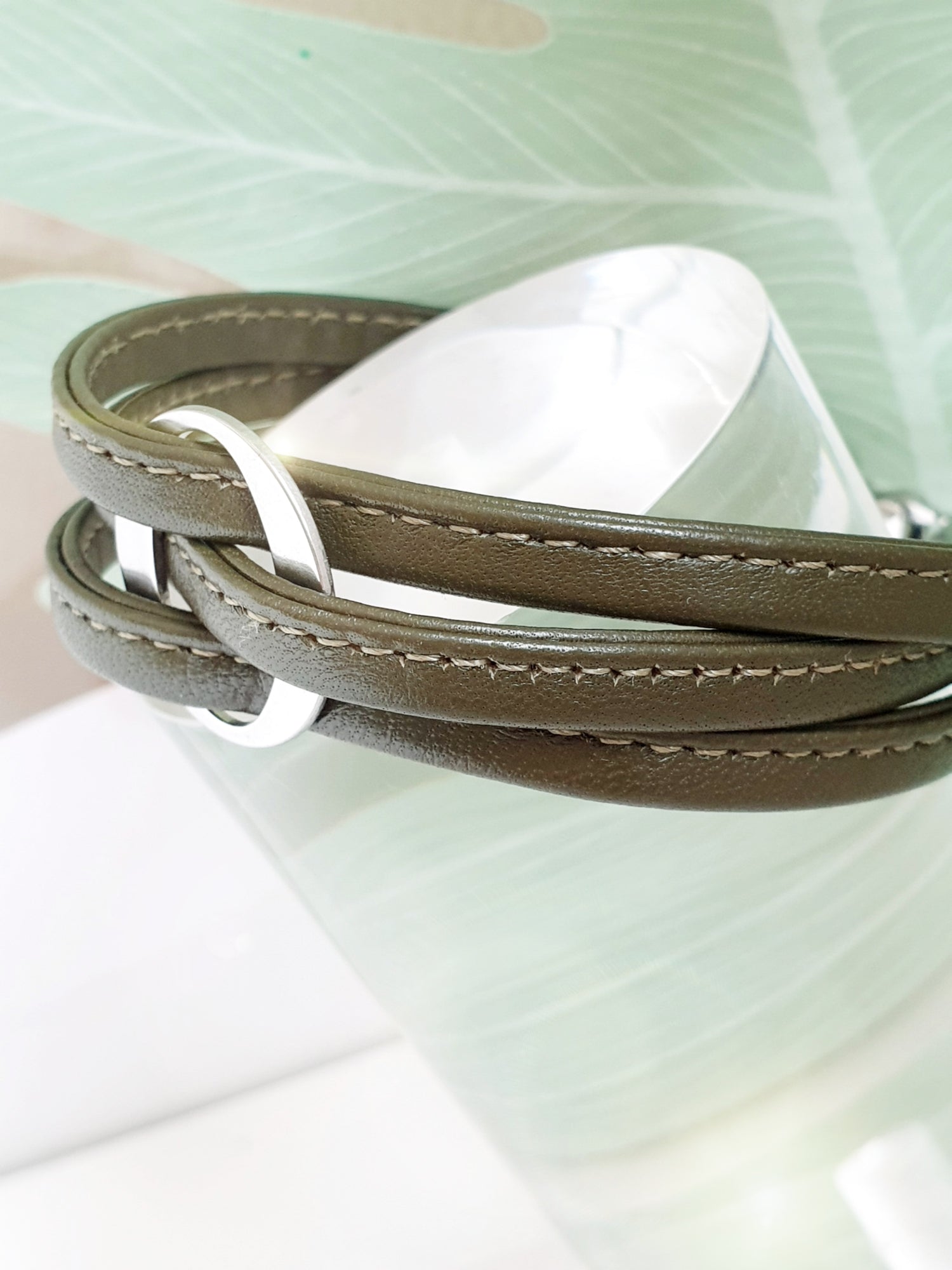 Lederarmband dreifach in Oliv Grün vorne Seite