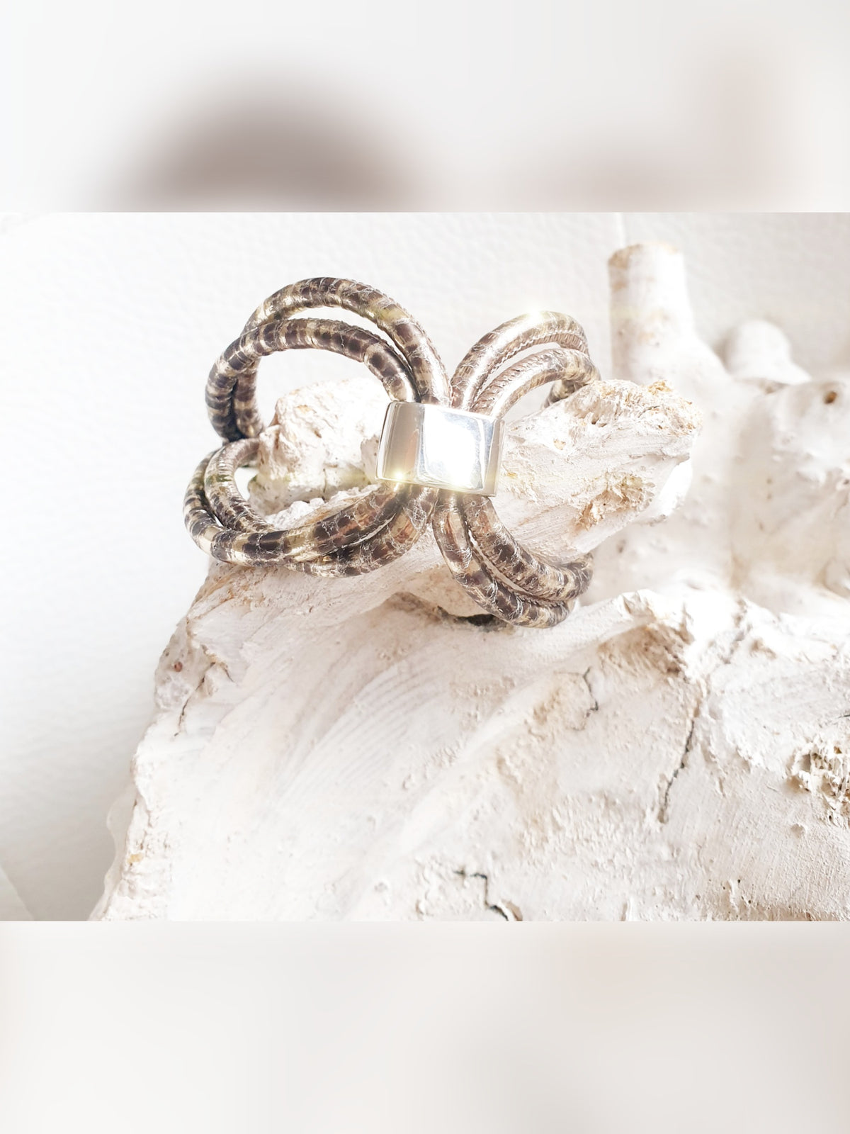 Extravagantes Armband aus Leder metallic Gold Braun