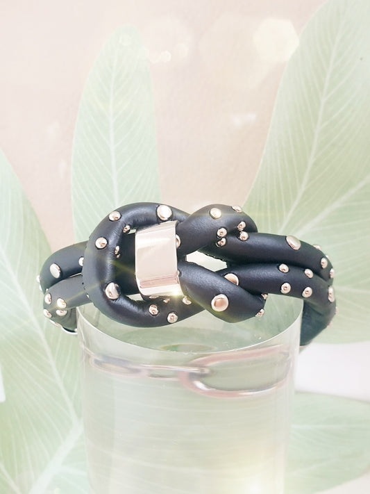 Modernes, extravagantes Lederarmband mit Nieten in Schwarz